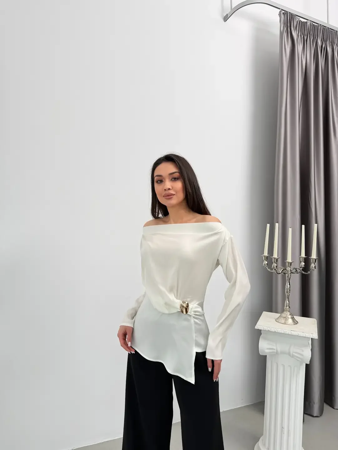 DÜŞÜK YAKA YAN TOKA DETAYLI BLUZ